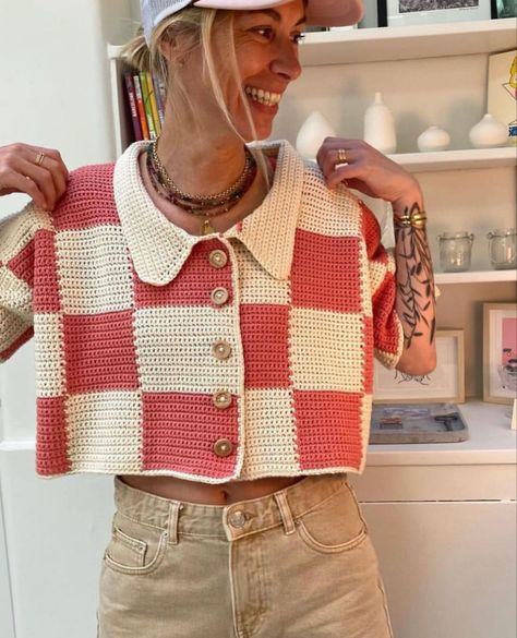 Crochet Office Wear, Crochet 2025 Trends, Crochet Shirt Ideas, Crochet Projects Summer, Crochet Shirt Outfit, Crochet Striped Top, Crocheted Shirt, Crochet Vibes, Shirt Crochet