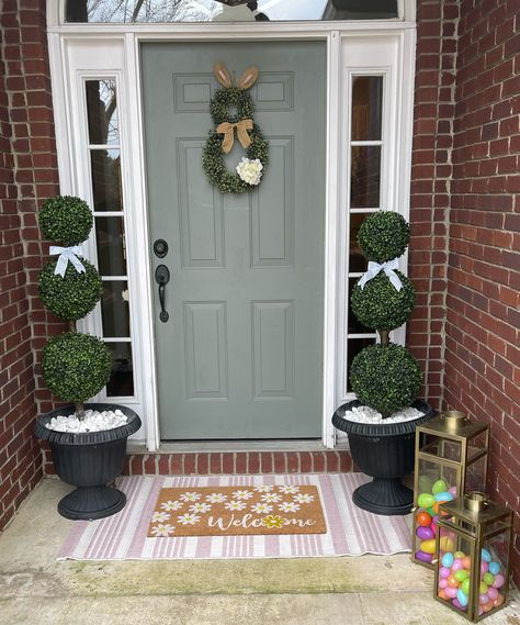 Front Door Easter Decor, Easter Front Door Decor, Navy Front Door, Easter Front Door, Spring Front Door, Decor Spring, Brick House, Easter Decor, Front Door Decor