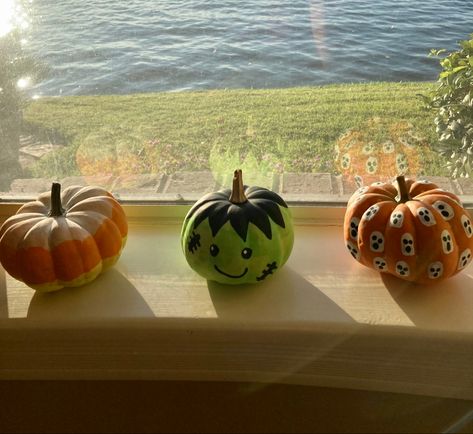 Mini Pumpkin Sharpie Decorating, Cute Ways To Paint Mini Pumpkins, Mini Punkin Painting Ideas, Tiny Pumpkin Decorating, Painting On Mini Pumpkins, Painting Tiny Pumpkins Ideas, Cute Pumkins Ideas Painting Preppy, Mini Pumkin Decoration Ideas, Mini Pumpkin Designs