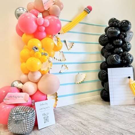 First Day Of Preschool Backdrop, Kindergarten Balloon Arch, Back To School Party Decorations Diy, Teacher Themed Party Decorations, Schools Out Party For Kids, School Themed Party Decorations, Graduation School Decorations, Teacher Balloon Arch, Kindergarten Graduation Photo Backdrop