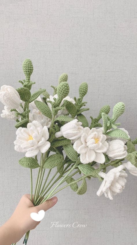 gardenia flowers Crochet Garden, Crochet Bouquet, Crochet Business, Crochet Plant, Crochet Design Pattern, Knitted Flowers, Crochet Fashion Patterns, Crochet Flower Tutorial, Fun Crochet Projects