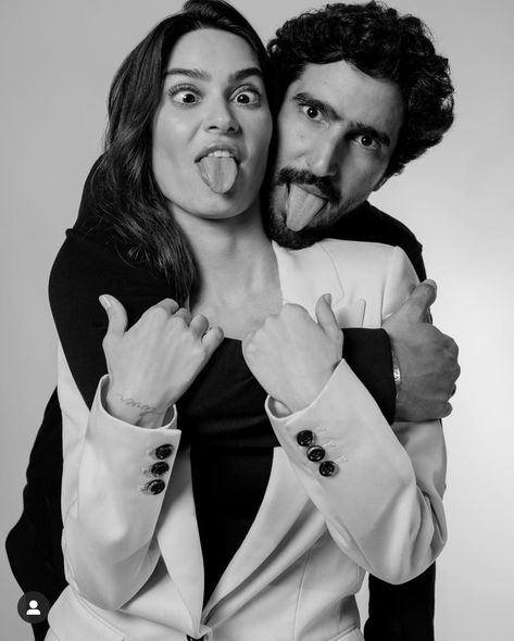 Funny Poses Couple, Funny Couple Portraits, Couple Headshot Poses, Men Couple Photoshoot, Fun Couple Shoot Ideas, Funny Couple Poses Drawing Reference, Funny Couples Photoshoot, Couple Photoshoot Ideas Studio, Silly Couple Photoshoot