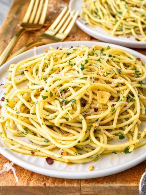 Linguine With Garlic And Olive Oil, Garlic And Olive Oil Pasta, Linguine Recipes Easy, Garlic Oil Pasta, Pasta Aglio E Olio, Olive Oil Pasta, Linguine Recipes, Linguine Pasta, Garlic Oil