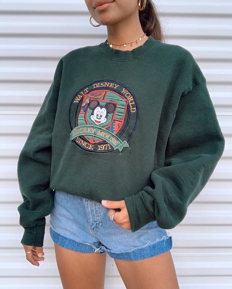 𝕨𝕖𝕝𝕔𝕠𝕞𝕖 𝕥𝕠 𝕞𝕪 𝕤𝕙𝕠𝕡 on Instagram: “!!SOLD @BIN!! vintage walt disney world crewneck 🔥 size: women’s L 𝔹𝕀𝔻: 15  𝔹𝕀ℕ: 79 shipped  so this one is also too cute!!! i’m in love…” Vintage Disney Crewneck, Vintage Disney Outfits, Disney Crewneck Sweatshirt, Disney Crewneck, Disney Adult, Disney Sweatshirts, Vintage Crewneck, Vintage Box, Disney Outfits