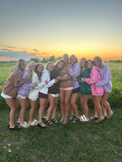 Dandy Hoodie Outfit, Best Friend Sunset, Dandy Hoodie, Friends Group Photo, Summer Vision, Friends Day, Chill Vibes, Friend Group, Friend Poses