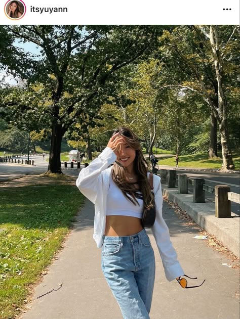 Poses Ideas Instagram Standing, Cute Insta Poses By Yourself Standing, Posing By Yourself, Picture Ideas Standing, Central Park Outfit Spring, Instagram Outfit Poses, Sidewalk Poses, Cute Standing Poses For Instagram, Cute Instagram Poses Standing