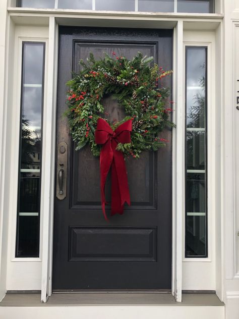 Minimal Front Door Christmas Decor, Exterior Christmas Window Wreaths, Bow Decor Christmas, Christmas Wreath Red Bow, Xmas Outside Decorations, Christmas Front Porch Simple, Outdoor Window Wreaths Christmas, Christmas Wreath Traditional, Traditional Wreath Christmas