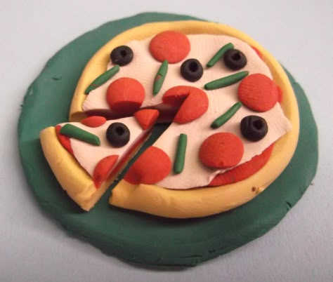 Pizza Food Plasticine Play Dough Food Ideas, Play Dough Ideas Crafts, Pizza Clay Art, Clay Food Art, Clay Dough Ideas, Food Clay Ideas, Clay Crafts Food, Clay Food Easy, Clay Food Ideas