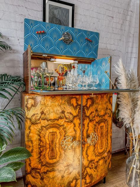 How stunning is the wood grain on this Art Deco drinks cabinet?! 😍😍 ㅤ This is the latest commission to leave my workshop and I can honestly say, this has to be in one of my top 3 favourite projects I've completed! 🥳💟 ㅤ Found on: @gumtreeuk Paper: @bandq_uk Layla Art Deco Gold detailing: @frenchicpaint Frensheen Silver+Gold mix Topcoat: @fiddeswoodfinishes Hard Wax Oil in Satin ㅤ #woodworking #restoration #woodrestoration #walnutwood #woodgrain #artdeco #drinkscabinet #phoenixfurniturestudio #... Wooden Bar Cabinet, Vintage Drinks, Funky Living Rooms, Winter Living Room, Cabinet Vintage, Furniture Studio, Art Deco Bar, Drinks Bar, Cocktail Cabinet