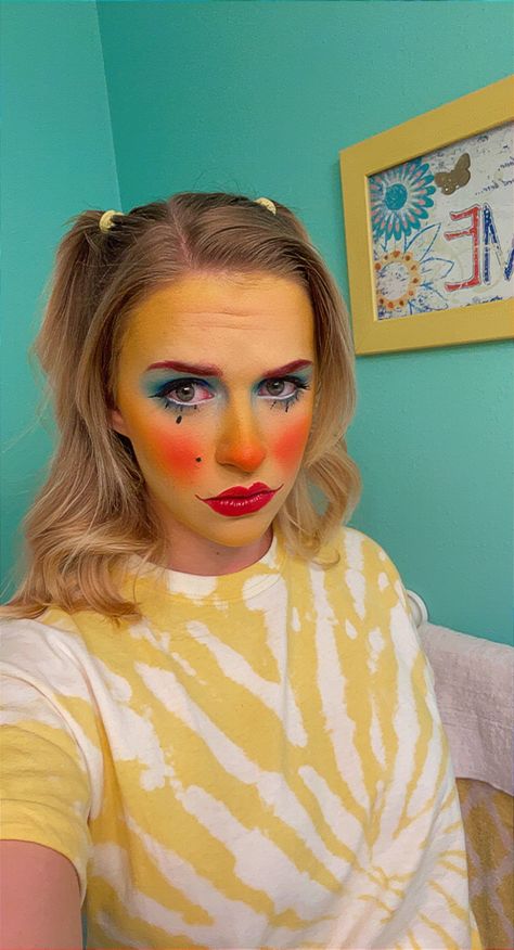 Yellow base, blue eyes, exaggerated lip Yellow Clown Makeup, Blue Clown Makeup, Minion Makeup, Funny Tattoos, Clown Makeup, Cosplay Makeup, Costume Ideas, Blue Eyes, Face Paint