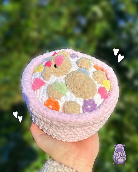 🐮 𝒞𝑜𝓌𝑒𝓁𝓎 𝒞𝓇𝑜𝒸𝒽𝑒𝓉 🐮 az Instagramon: „Cow in Fruit Loops Cereal Bowl🤍 When I came up with my Moo in a Mug pattern i knew i wanted to make a cereal bowl one too💛 ~ the plushie…” Crochet Cereal Bowl, Summer Crochet Plushies, Crochet Cereal, Cowely Crochet, Crochet Cow Plush, Toys Quotes, Random Crochet, Fruit Loops Cereal, Cow Plush