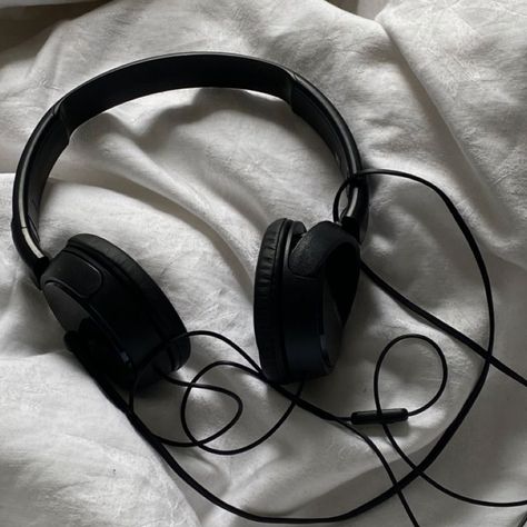 Teen Street Style, Minimalistic Photography, Retro Headphone, Fav Cartoon, Headphones Aesthetic, Black And White Retro, As Good As Dead, Clothing Wishlist, Photography Black And White