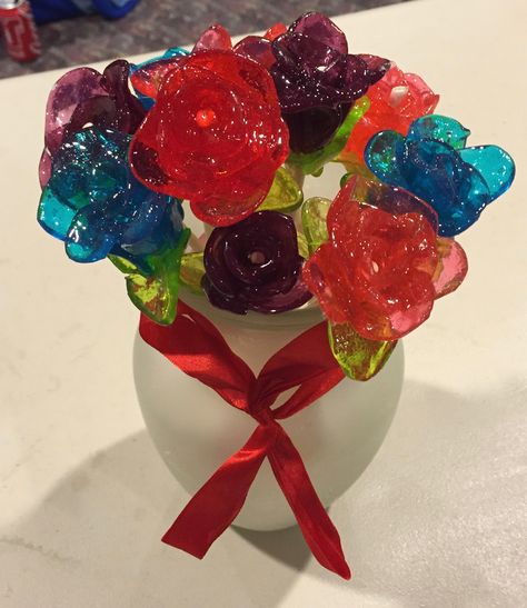 Jolly Rancher Rose Bowl #candy #jollyrancher #roses #valentinesday #DIY Jolly Rancher Flowers, Jolly Rancher Roses, Jolly Rancher Lollipops, Magic Candy, Candy Business, Jolly Ranchers Candy, Sour Belts, Candy Roses, Rose Recipes