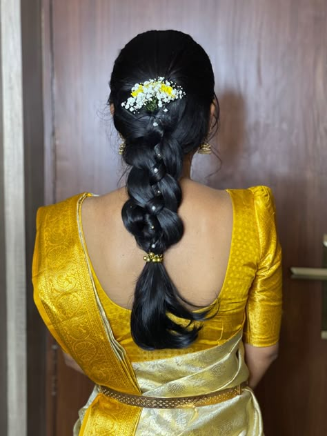 Bridesmaid Hairstyles South Indian, Simple Traditional Hairstyles, Simple Indian Hairstyles, Open Hairstyles Indian Wedding, Simple Hairstyle For Saree, Engagement Hairstyle, Messy Braided Hairstyles, Aari Blouses, South Indian Wedding Hairstyles