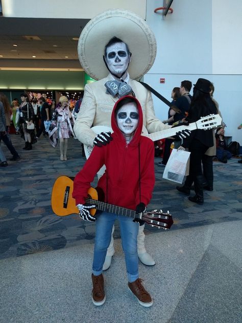 Coco Halloween Costumes - Miguel costume and Ernesto de la Cruz costume from the Disney's Coco! #coco #Disney #Halloween #CostumeIdeas Coco Costume, Mickey Halloween Party, Halloweenský Makeup, Coco Disney, Halloween Infantil, Costume Disney, Family Halloween Costume, Casa Halloween, Halloween Coustumes