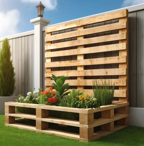 20 Amazing Pallet Fence Ideas to Transform Your Yard 37 Pallet Backyard, Pallet Fence Ideas, Free Standing Fence, Wood Pallet Fence, Pallet Fence Diy, Diy Fence Ideas, Diy Dog Gate, Travel Trailer Organization, Outdoor Pallet Projects