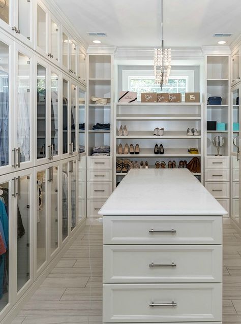 Women Walk In Closet, Master Closet Design, Walking Closet, Celebrity Closets, Closet Hacks Organizing, Beautiful Closets, Dream Closet Design, Walk In Closet Design, Luxury Closets Design