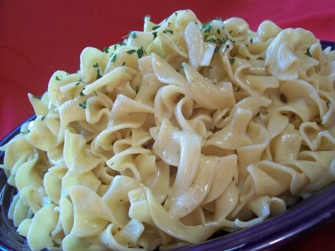 creamy buttered noodles Italian Noodles, Creamy Noodles, Chicken And Egg Noodles, Cooking Magazine, Salads For A Crowd, Salad Recipes Video, Rice Side Dishes, Italian Salad Dressing, Buttered Noodles