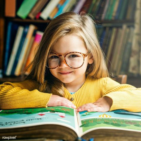 Kindergarten Graduation Pictures, Library Photo Shoot, Back To School Photos, Kindergarten Photos, School Photoshoot, Back To School Photography, Back To School Pictures, School Pics, Kids Library