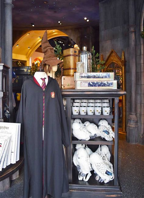 Most iconic merchandise at the Wizarding World of Harry Potter at Universal Studios Hollywood. #harrypotter #wizardingworld Universal Studios Merchandise, Universal Studio Harry Potter, Hogwarts Universal Studios, Sister Vacation, Universal Studios Shirts, Wizard Outfit, Fantastic Beasts Series, Universal Hollywood, Vacation 2024