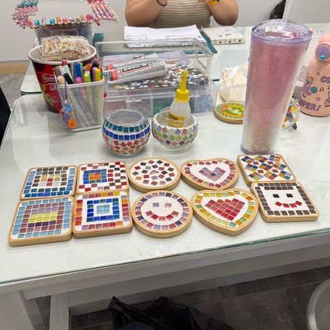 Hey guys! Check out my cool coaster with the mosaic pattern! 😍 Should I make more to sell? Let me know in the comments! Share your DIY coasters too! 🤩 Mosaic Coasters Diy, Coaster Mosaic, Mosaic Workshop, Mosaic Coasters, Mosaic Pots, Cool Coasters, Painted Pots Diy, Tile Projects, Diy Coasters