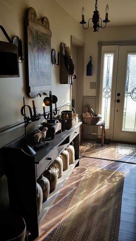 Primitive Entryway Ideas, Colonial Home Decor, Primitive Dining Rooms, Country Cupboard, Primitive House, Entrance Furniture, Primitive Homes, Prim Decor, Colonial Decor