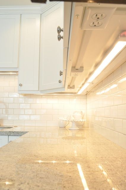 Outlets hidden under the cabinets so they don't interrupt the back splash design. Kabinet Dapur, Backsplash Designs, Room Ceiling, 아파트 인테리어, Kitchen Redo, Counter Tops, Decor Minimalist, Kitchen Remodel Idea, Simple House