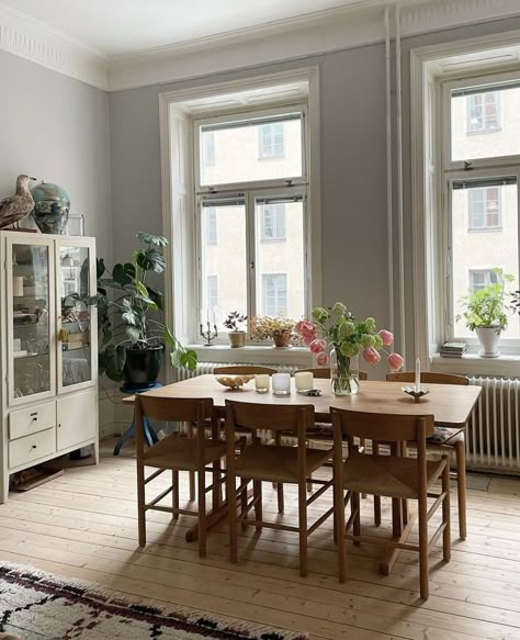 White Floor Kitchen, Copenhagen Apartment, Stockholm Apartment, My Scandinavian Home, Ideas Hogar, Interiors Dream, 아파트 인테리어, Dining Room Inspiration, Scandinavian Home