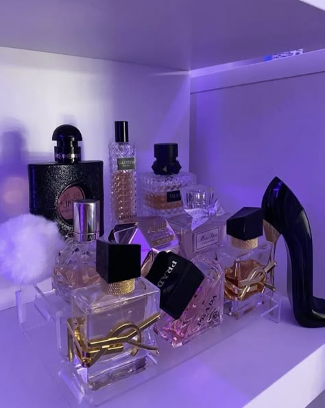 Perfume Shopping Aesthetic, Perfume Astethic, Prada Fragrance, Albanian Lyrics, Parfum Aesthetic, Pink Girly Stuff, Apple Galaxy Wallpaper, Perfumes Aesthetic, Good Girl Perfume