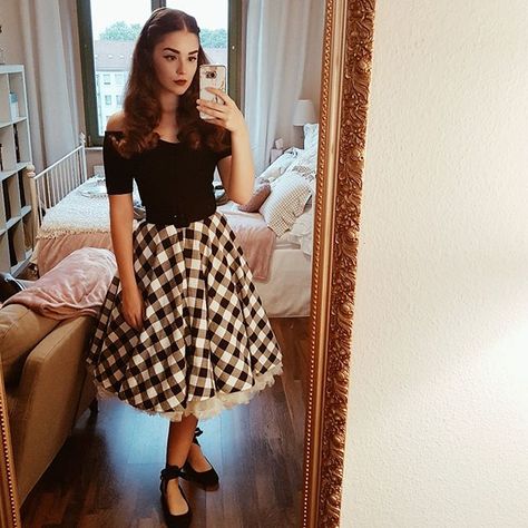 BB inspired look 👄 50’s Outfits, 1950s Outfit Ideas, 50s Inspired Outfits, 50s Outfits, Roll Dress, Pin Up Outfits, Mode Boho, Elegante Casual, Retro Mode