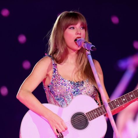 Taylor Swift Guitar, Divas Pop, London Night, Estilo Taylor Swift, Taylor Swift Fearless, Taylor Swift Posters, London Tours, Swift 3, Taylor Swift Wallpaper