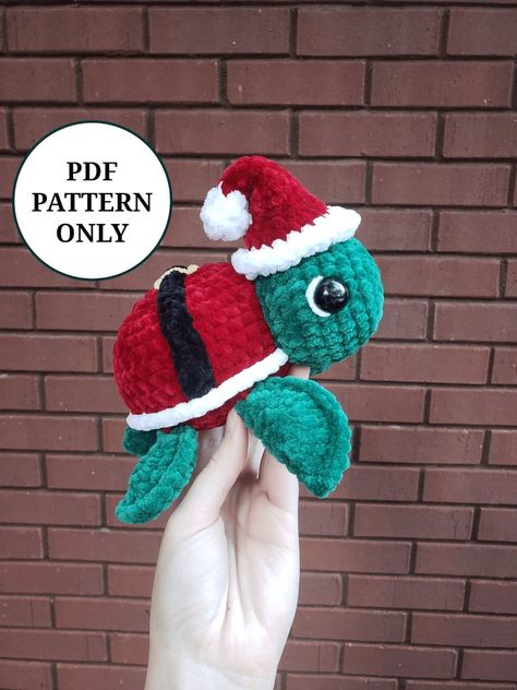 Greetings fellow creatives and crocheters! If you're looking for amazing creative ideas and free crochet patterns, don't hesitate to click the link above! 👨‍🏭 Christmas Turtle Crochet Pattern Free, Free Crochet Christmas Patterns Simple, Crochet Christmas Ornaments Tutorial, Crochet Christmas Stuffies, Diy Small Christmas Gifts, Crochet Turtles, Christmas Turtle, Holiday Crochet Patterns, Christmas Crochet Patterns Free