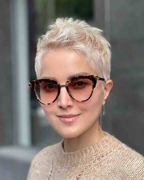 The Top 21 Hairstyles for Oval Faces of 2022 Oval Face Shape Hairstyles, Hairstyles For Oval Faces, 40 Hairstyles, Oval Face Shape, Haircuts Blonde, Hair Undercut, Oval Face Haircuts, Blonde Pixie Hair, Face Shape Hairstyles