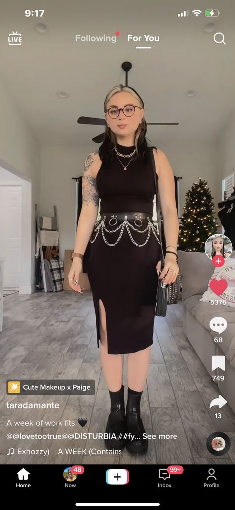 Remi Wolf Concert Outfit, Corp Goth Outfits, Curvy Goth Outfit, Corporate Emo, Goth Summer Outfits, Grunge Lookbook, Goth Mommy, Summer Goth Outfits, Corporate Outfit