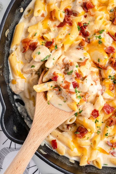 Chicken Bacon Cheese, Chicken Penne Recipes, Supper Meals, Cubed Chicken, Chicken Penne Pasta, Chicken Main Dish Recipes, Penne Recipes, Alfredo Sauce Recipe Homemade, Fast Meals