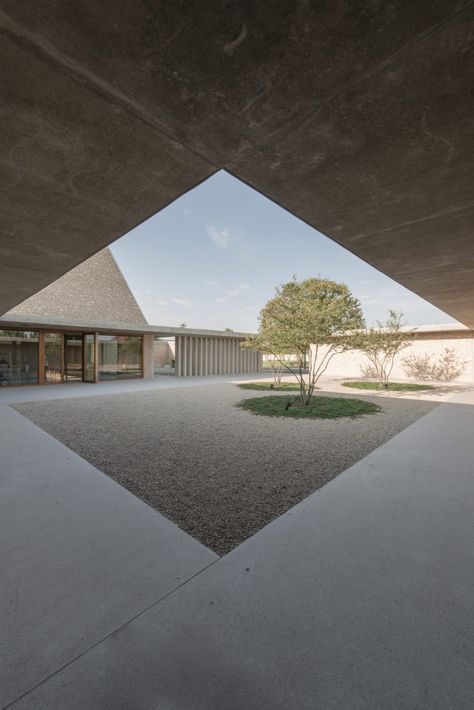 Ingelheim Funeral Chapel / Bayer & Strobel Architekten Sacred Architecture, Minimalist Architecture, Space Architecture, Modern Garden, Contemporary Architecture, Siena, Landscape Architecture, Modern Architecture, Cemetery