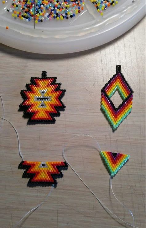 Native American Beadwork Patterns Earrings, Brick Stitch Pattern Earring, Native American Beadwork Patterns, Seed Bead Jewelry Patterns, Beaded Jewelry Earrings, Native Beading Patterns, Seed Bead Crafts, Loom Designs, Beadwork Ideas