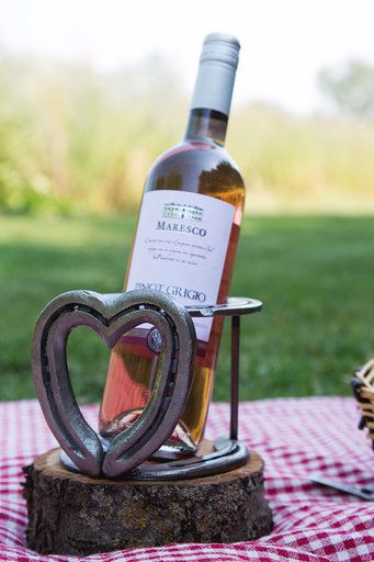 Horseshoe Wine Bottle Holder, Horseshoe Bottle Holder, Welded Gift Ideas, Wine Bottle Holder Diy, Horseshoes Ideas, Horseshoe Gifts, Horseshoe Crafts Projects, Horseshoe Decor, Cottage Crafts