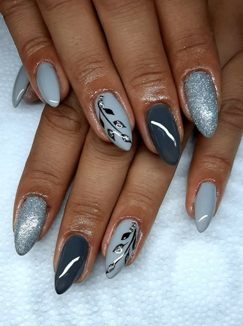 Gray Floral Nails, Grey Manicure Ideas, Silver And Grey Nails, Gray And Black Nails, Grey Fall Nails, Grey Nails Design, Nail Art Gris, Gray Nail Designs, Oval Nails Designs