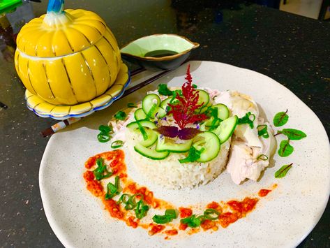 Chicken Rice Plating, Rice Fine Dining, Rice Plating, Fine Dining Plating, Hainanese Chicken Rice, Hainanese Chicken, Dining Plates, Chicken And Rice, Chicken Rice