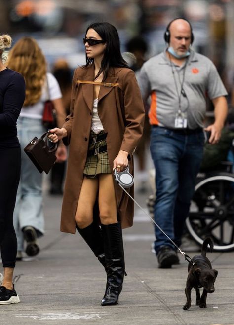 Dua Lipa Style, Transitional Dressing, Fashion Bella, Coach Boots, Nyc Street Style, Bella Hadid Style, Dad Sneakers, Nyc Street, Transition Outfits