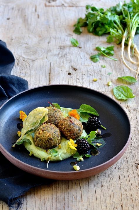 Quinoa and spinach falafel with avocado cream Spinach Falafel, Quinoa Falafel, Quinoa And Spinach, Snacks Vegan, Cinnamon Health Benefits, Recipe Developer, Avocado Creme, Falafel Recipe, Vegan Quinoa