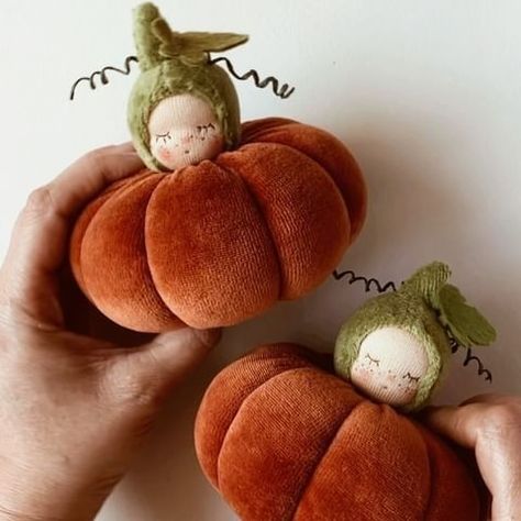 Halloween Felt Crafts, Pumpkin Doll, Felt Pumpkins, Fall Sewing, Felt Halloween, Autumn Crafts, Fall Projects, Tiny Dolls, Fabric Animals