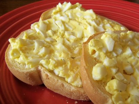 Munavoi (Finnish Egg Butter) Egg Butter Recipe, Finland Food, Finnish Cuisine, Egg Butter, Breakfast Around The World, Finnish Recipes, Morning Toast, Classic Egg Salad, Scandinavian Food