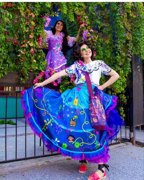 Encanto Trunk Or Treat Ideas, Encanto Trunk Or Treat, Encanto Costumes, Mirabel Cosplay, Encanto Cakes, Encanto Cosplay, Casting Photos, Alice In Wonderland Fancy Dress, Disney Characters Costumes