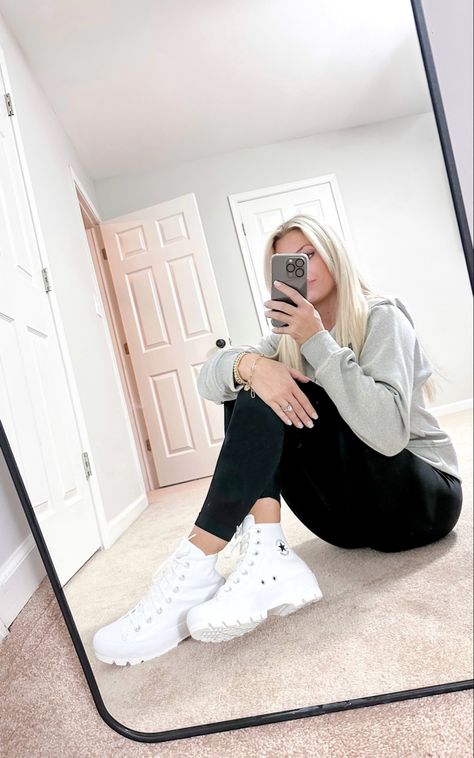 Lug Converse Outfit, Hi Lugged Converse Outfit, White Lugged Converse Outfit, Converse Lugged Sneaker Outfit, Converse Lugged Outfit, Converse White Outfit, White Lugged Converse, Lugged Converse Outfit, Leggings Travel Outfit