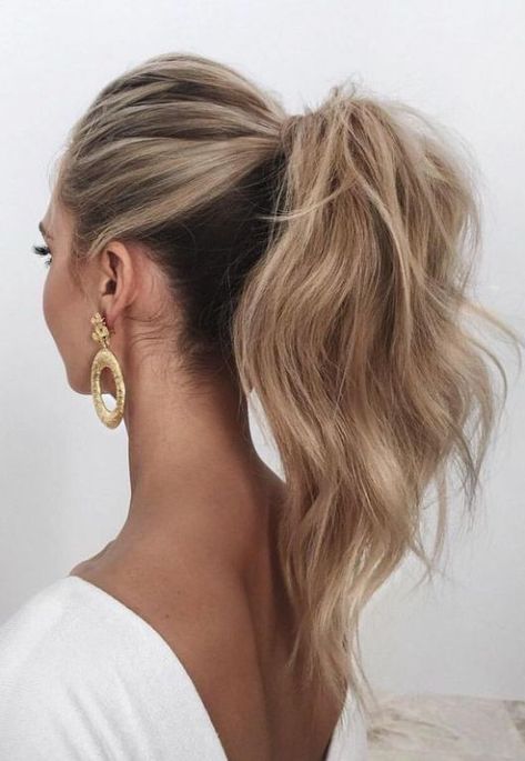 a wavy and voluminous high ponytail looks chic and feminine, besides it's a timeless solution Hair In A Ponytail, Casual Wedding Hair, Rambut Brunette, Wedge Hairstyles, High Pony, Hairstyles Ponytail, A Ponytail, High Ponytails, Everyday Hairstyles