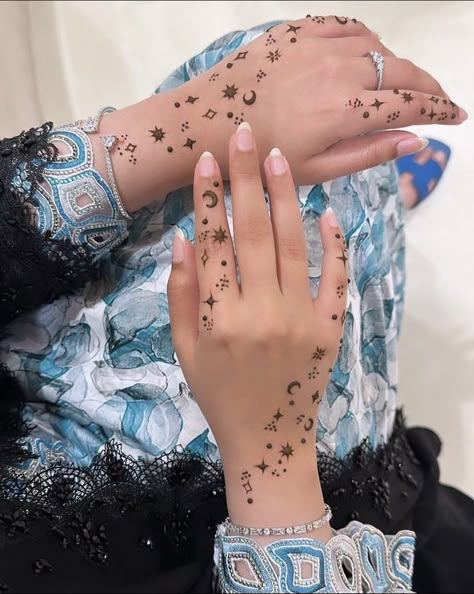 Minimal Henna Designs Finger, Jagua Tattoo Design, Minimalistic Henna Designs, Henna Minimalist, Henna Moon Design, Minimalistic Mehendi, Minimalist Henna Design, Minimalist Henna, Minimal Henna Designs