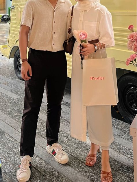 Outfit Hijab Retro, Ootd Couple Hijab, Outfit Kondangan Pria, Couples Emoji, Couple Ootd, Ootd Couple, Kondangan Outfit, Outfits Muslim, Chic Outfits Classy