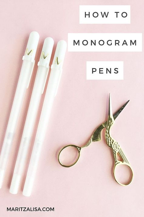 I love making my own homemade gifts! These DIY Gold Monogrammed Pens were so EASY to make! #diystationery #diymonogram #diygifts #handmadegifts #maritzalisa Personalized Pens Diy, How To Monogram, Diy Monogram, Diy Pencil, Pen Diy, Diy Gold, Diy Event, Tutorials Diy, Personalised Pens